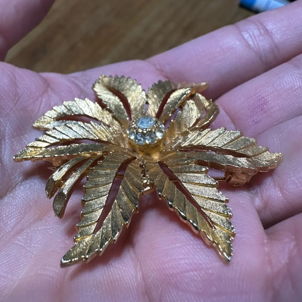 Vintage Gold Tone Floral Brooch - Picture 2 of 3